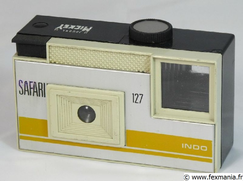 Comodor version 2
Période de production : 1969-1980 - France n° 311
Variations : inscriptions noires - dos imitation cuir - sans flash - publicité Le journal de Mickey
Matériau : polystyrène
Format : 4 x 4 cm sur film 127
Viseur : clair
Objectif : ménisque plastique - mise au point fixe de 1,2 m à l'infini
Mesure de l'exposition : sans
Réglages : sans
Obturateur : central à secteur sans armement préalable - instantané
Déclencheur : sur le capot
Flash : culot pour ampoules AG1 et AG3
Ecrou de pied : non
Avance du film : par bouton et fenêtre rouge sans protection contre les doubles expositions
Armement : sans
Ouverture du dos : par 1 verrou plastique sur le côté
Alimentation : sans
Dimensions : 135 x 83 x 53 mm
Poids : 188 g Safari 311.jpg