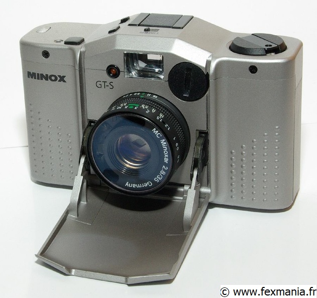 Minox 35 GT-S
Période de production : 1998-2003 - Allemagne - n° 5808613, série de 2 299 exemplaires
Type : compact à objectif fixe
Format : 24x36 mm sur film 135
Viseur : collimaté avec correction de la parallaxe
Objectif : MC Minoxar 1:2.8 f=35 mm avec filtre incorporé - mise au point de 0,7 m à l'infini
Mesure de l'exposition : auto par cellule CDS couplée - rappel des vitesses dans le viseur avec zones de sous ou sur-exposition
Double esposition : oui, par interrupteur sur le capot
Sensibilité du film : 25 à 3 200 ASA
Obturateur : central électronique de 30 s à 1/500 s
Retardateur : 10 s, actionné par interrupteur sur le capot
Déclencheur : sur le capot - filetage sur le capot pour déclencheur souple
Synchronisation : X à 1/125 s - contact central sur la griffe
Griffe : oui
Ecrou de pied : oui
Armement : levier à deux manoeuvres - compteur de vues avec remise à zéro lors de l'ouverture du dos
Rembobinage du film : par bouton et manivelle télescopique
Ouverture du dos : par verrou dans l'embase
Alimentation : 2 piles CR1/3N - bouton de test
Dimensions : 100x61x34 mm
Poids : 190 g Minox GT-S.jpg