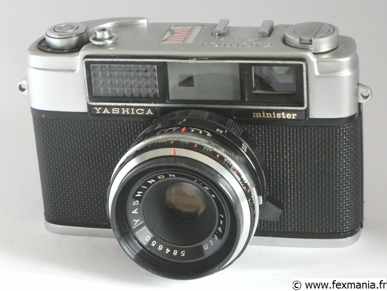 Yashica minister marquage or sur noir.jpg