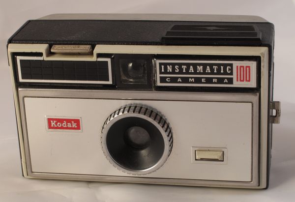 Instamatic 100
Période de production : 1963-1967 - Allemagne
Variations : encadrement viseur avec cadre - pseudo cellule - presse Pack non visible -
capot métal - crochet de verrou renforcé - Inscription de flash collées - index entrainement épais -
flèche vers logement des piles - bas du logement évidé
Type : compact
Format : 28x28 mm sur chargeur 126
Viseur : clair non collimaté
Objectif : ménisque 1:11 f=43 mm - mise au point fixe
Mesure de l'exposition : sans
Réglages : sans
Sensibilité du film : 25 à 125 ASA
Obturateur : central de 1/90 s - 1/40 s avec flash
Déclencheur : sur le capot
Flash : télescopique intégré
Griffe : non
Ecrou de pied : non
Armement : levier à une seule manoeuvre
Ouverture du dos : par poussoir sur le côté
Alimentation du flash : 2 piles AA de 1,5 v
Dimensions : 105 x 63 x 51 mm
Poids : 266 g
Instamatic 100 604.jpg