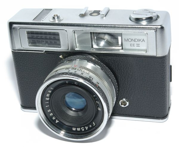 Mondika EE II
Période de production : circa 1975 - Hong Kong - vendu en France par La Redoute
Type : compact
Format : 24x36 mm sur film 135
Viseur : clair collimaté
Objectif : FC Anastigmat 1:2.8 f=45 mm - mise au point de 1 m à l'infini
Mesure de l'exposition : posemètre sélénium
Sensibilité du film : 25-400 ASA
Obturateur : central 1/30 s à 1/250 s + B
Déclencheur : sur le capot avec embout filleté pour déclencheur souple
Synchronisation : X
Griffe : oui avec contact central
Ecrou de pied : oui
Armement et avance du film : levier à une seule manoeuvre - compteur de vues avec remise à zéro automatique
Rembobinage du film : bouton et manivelle télescopique sur le capot
Ouverture du dos : par traction sur le bouton de rembobinage
Alimentation : sans
Dimensions : 125 x 83 x 74 mm
Poids : 354 g Haking Mondika EE II.jpg