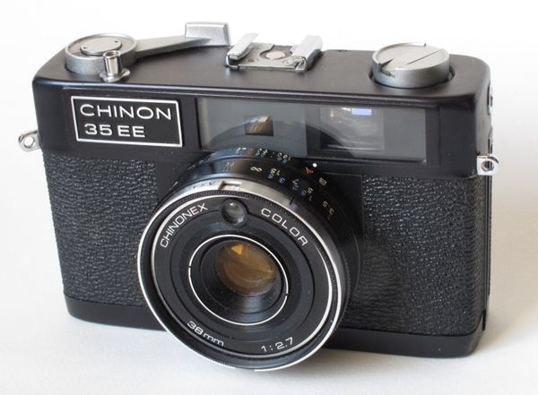 Chinon 35EE
Période de production : 1976 à ? - Japon - n° 1232393
Type : compact
Format : 24x36 mm sur film 135
Viseur : clair collimaté avec indication des vitesses et ouvertures
Objectif : Chinonex 1:2,7-14 f=38 mm - mise au point de 1 m à l'infini
Mesure de l'exposition : posemètre CDS au dessus de l'objectif
Sensibilité du film : 25 à 500 ASA
Obturateur : central de 1/30 s à 1/650 s + B - retardateur
Déclencheur : sur le capot avec filetage pour déclencheur souple
Synchronisation : X
Griffe : oui
Ecrou de pied : oui
Armement et avance du film : levier à une seule manoeuvre - compteur de vues avec remise à zéro automatique
Rembobinage du film : bouton sur le capot avec manivelle télescopique
Ouverture du dos : par traction sur le bouton de rembobinage
Alimentation : 1 pile SR44 de 1,5 v
Dimensions : 118 x 74 x 57 mm
Poids : 329 g Chinon 35EE.JPG