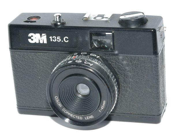 3M 135.C
Période de production : circa 1980 - Macau - version publicitaire dérivée de l'Halina Compact 35EM
Type : compact
Format : 24x36 mm sur film 135
Viseur : clair non collimaté
Objectif : ménisque f=45 mm - mise au point fixe
Réglages : diaphragme (soleil, nuage/soleil, nuage ou flash)
Sensibilité du film : 100 et 400 ASA
Obturateur : central
Déclencheur : sur le capot
Synchronisation : X
Griffe : oui avec contact central
Ecrou de pied : oui
Armement et avance du film : molette canelée - compteur de vues avec remise à zéro manuelle
Rembobinage du film : bouton et manivelle télescopique sur le capot
Ouverture du dos : par verrou sur l'embase
Alimentation : sans
Dimensions : 120 x 80 x 56 mm
Poids : 194 g 3M 135.C.jpg