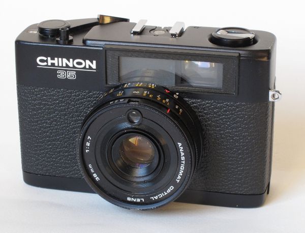 Chinon 35
Période de production : 1976 à ? - Japon - n° 118336
Type : compact
Format : 24x36 mm sur film 135
Viseur : clair collimaté avec indication des vitesses et ouvertures
Objectif : 1:2,7-14 f=38 mm - mise au point de 1 m à l'infini
Mesure de l'exposition : posemètre CDS au dessus de l'objectif
Sensibilité du film : 25 à 500 ASA
Obturateur : central de 1/30 s à 1/650 s + B - retardateur
Déclencheur : sur le capot avec filetage pour déclencheur souple
Synchronisation : X
Griffe : oui
Ecrou de pied : oui
Armement et avance du film : levier à une seule manoeuvre - compteur de vues avec remise à zéro automatique
Rembobinage du film : bouton sur le capot avec manivelle télescopique
Ouverture du dos : par traction sur le bouton de rembobinage
Alimentation : 1 pile SR44 de 1,5 v
Dimensions : 111 x 74 x 57 mm
Poids : 317 g Chinon 35.JPG